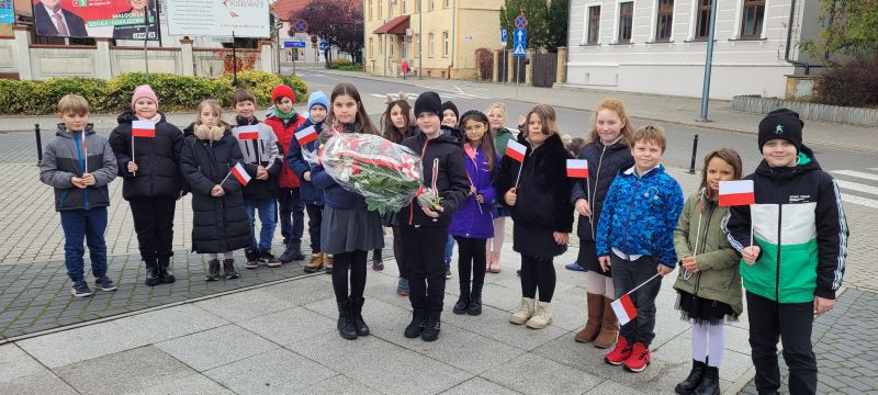 zdjęcie uczni&oacute;w klasy 3c podczas hołdu poległym
