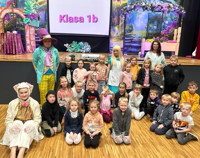 zdjęcie uczni&oacute;w podczas wizyty w teatrze