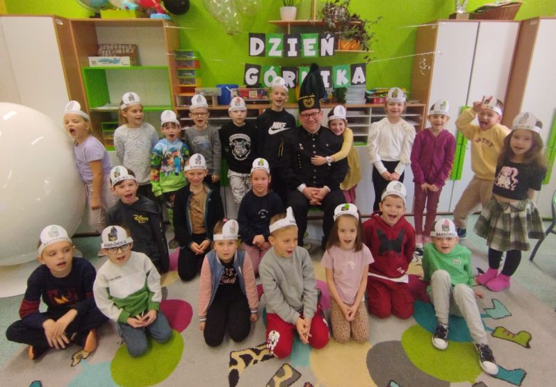 zdjęcie uczni&oacute;w podczas odwiedzin g&oacute;rnik&oacute;w
