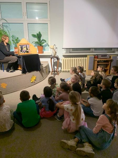 zdjęcie uczni&oacute;w podczas zajęć bibliotecznych