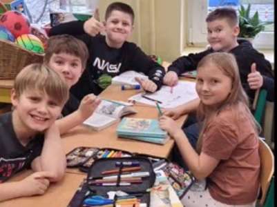 zdjęcie uczni&oacute;w podczas tworzenia plakatu