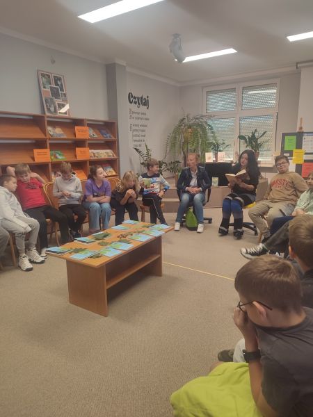 zdjęcie uczni&oacute;w podczas Dnia Głośnego Czytania