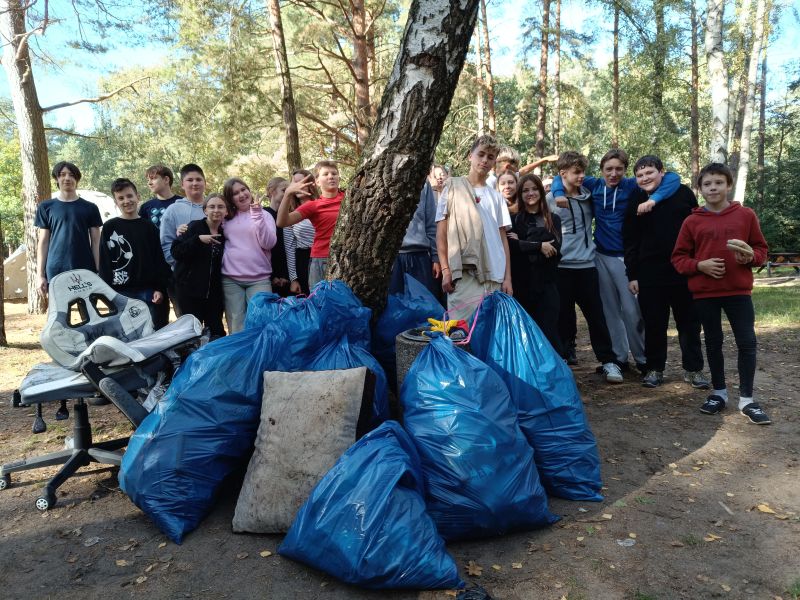 zdjęcie uczni&oacute;w podczas akcji sprzątania świata