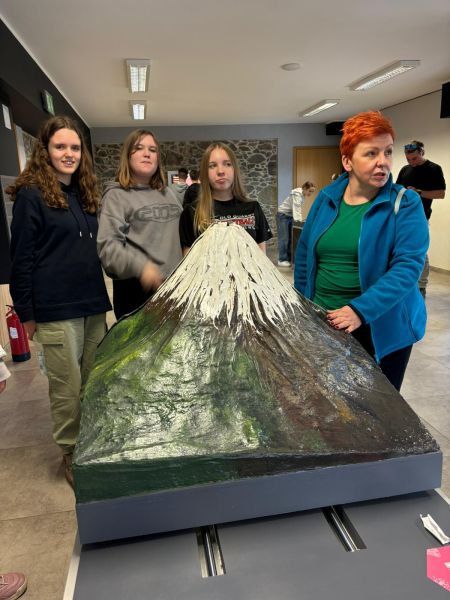 zdjęcie uczni&oacute;w podczas warsztat&oacute;w geologicznych