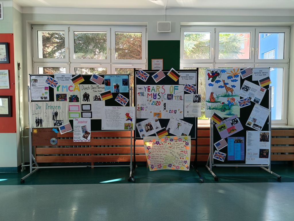 zdjęcie plakat&oacute;w z okazji "Dni język&oacute;w obcych"