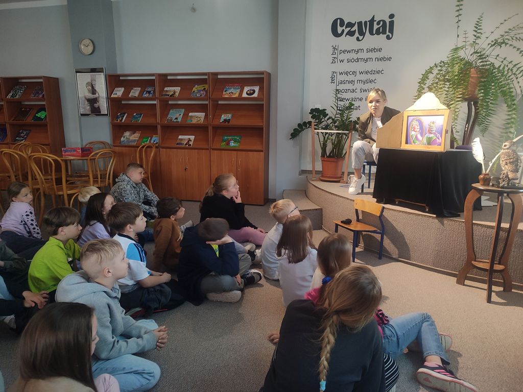 Zdjęcie uczni&oacute;w podczas teatrzyku