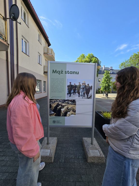 zdjęcie uczni&oacute;w podczas lekcji historii w terenie