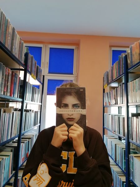 Zdjęcie uczennicy z książką