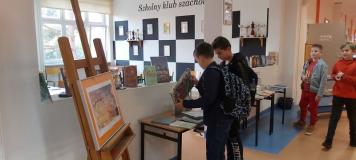 Uczniowie podczas przerwy na czytanie