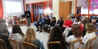 Uczniowie podczas debaty szkolnej