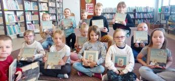 zdjęcie dzieci trzymających pakiet książek