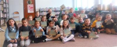 zdjęcie dzieci trzymających pakiet książek