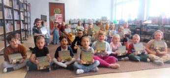 zdjęcie dzieci trzymających pakiet książek