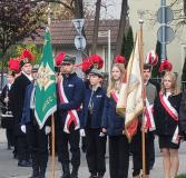 zdjęcie uczniów reprezentujących szkołę wraz z pocztem sztandarowym