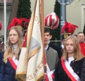 zdjęcie uczniów reprezentujących szkołę wraz z pocztem sztandarowym