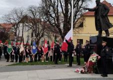 zdjęcie uczniów reprezentujących szkołę wraz z pocztem sztandarowym