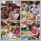 zdjęcie dzieci wraz z przygotowanymi daniami