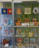 zdjęcie książek w witrynie