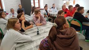 zdjęcie uczniów podczas wycieczki do Dobkowa