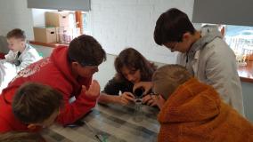 zdjęcie uczniów podczas wycieczki do Dobkowa