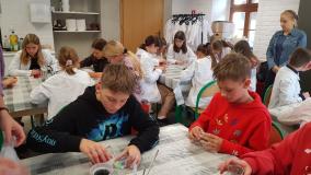 zdjęcie uczniów podczas wycieczki do Dobkowa