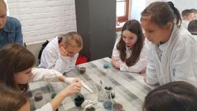 zdjęcie uczniów podczas wycieczki do Dobkowa