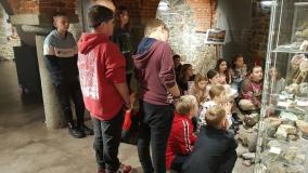 zdjęcie uczniów podczas wycieczki do Dobkowa