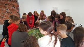 zdjęcie uczniów podczas wycieczki do Dobkowa