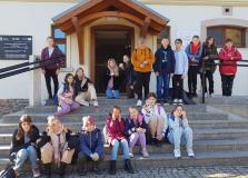 zdjęcie uczniów podczas wycieczki do Dobkowa