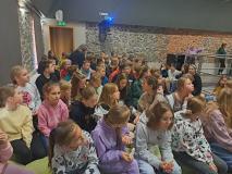 zdjęcie uczniów podczas wycieczki do Dobkowa