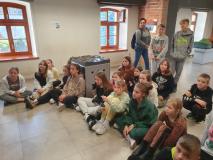 zdjęcie uczniów podczas wycieczki do Dobkowa