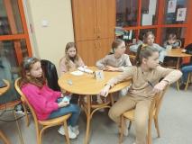 Uczniowie podczas turnieju baśniowego