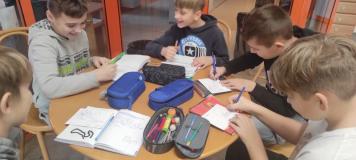 Uczniowie podczas zajęć