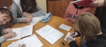 Uczniowie podczas zajęć