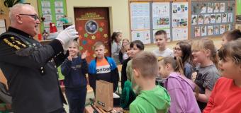 zdjęcie dzieci podczas spotkania z górnikiem