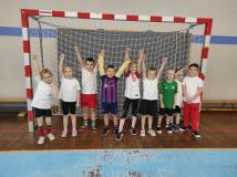 zdjęcie uczniów podczas Mini Mistrzostw Świata w Piłce Nożnej