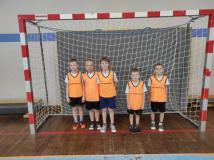 zdjęcie uczniów podczas Mini Mistrzostw Świata w Piłce Nożnej