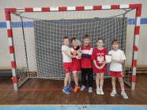 zdjęcie uczniów podczas Mini Mistrzostw Świata w Piłce Nożnej