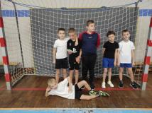 zdjęcie uczniów podczas Mini Mistrzostw Świata w Piłce Nożnej