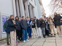 Uczniowie przed teatrem