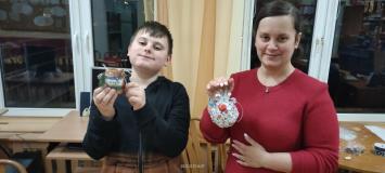 Rodzice z dziećmi podczas warsztatów artystycznych