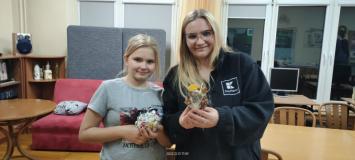 Rodzice z dziećmi podczas warsztatów artystycznych