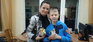 Rodzice z dziećmi podczas warsztatów artystycznych