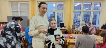 Rodzice z dziećmi podczas warsztatów artystycznych