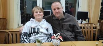 Rodzice z dziećmi podczas warsztatów artystycznych