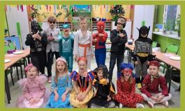 zdjęcie uczniów podczas balu karnawałowego 2023