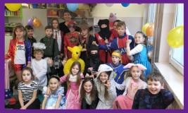 zdjęcie uczniów podczas balu karnawałowego 2023