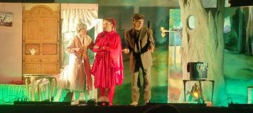 zdjęcie aktorów podczas przedstawienia "Czerwony Kapturek"