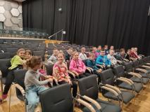 zdjęcie uczniów podczas przedstawienia "Czerwony Kapturek"