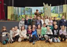 zdjęcie uczniów podczas przedstawienia "Czerwony Kapturek"